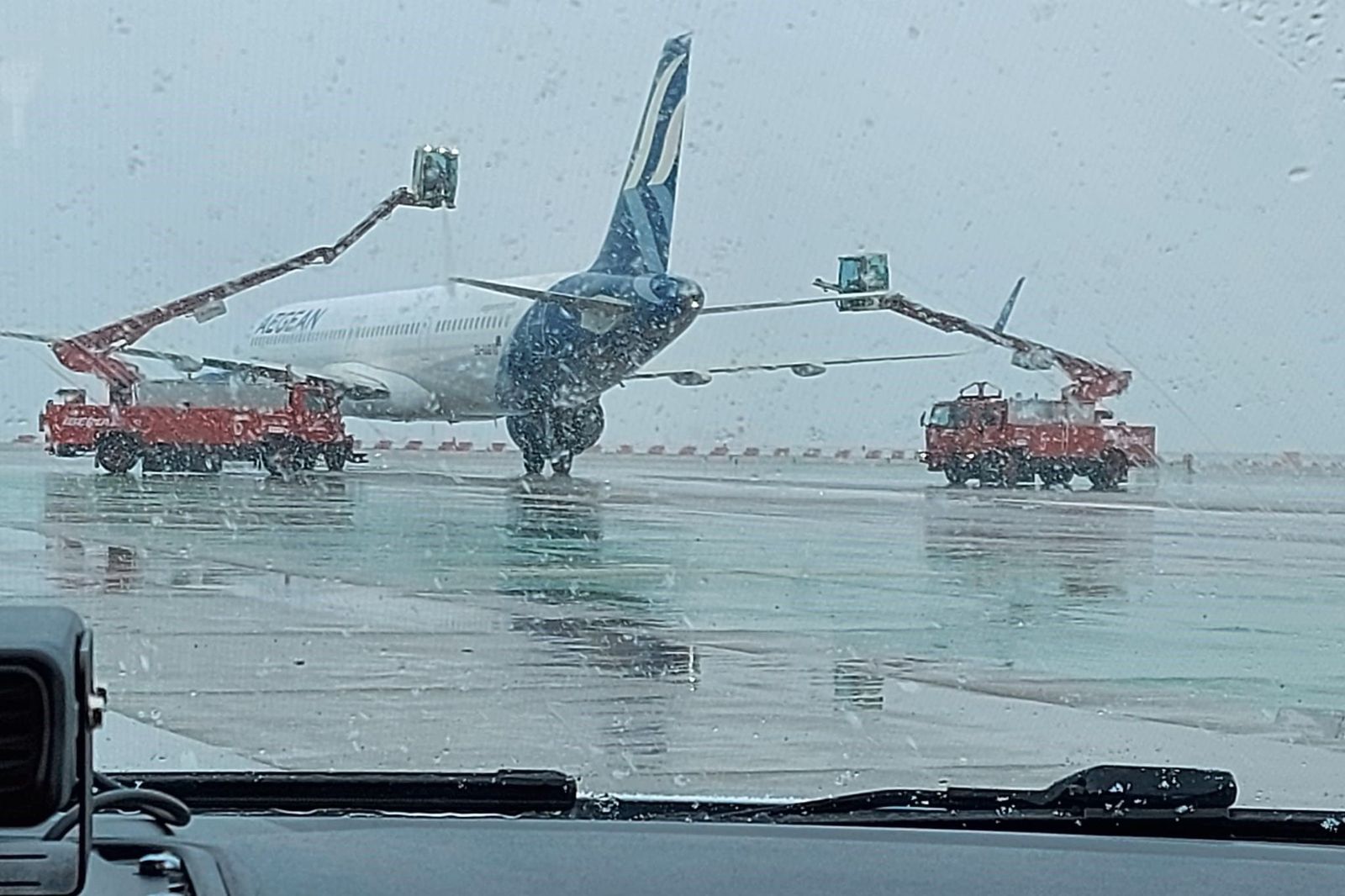 Un avión parado en Barajas por el temporal