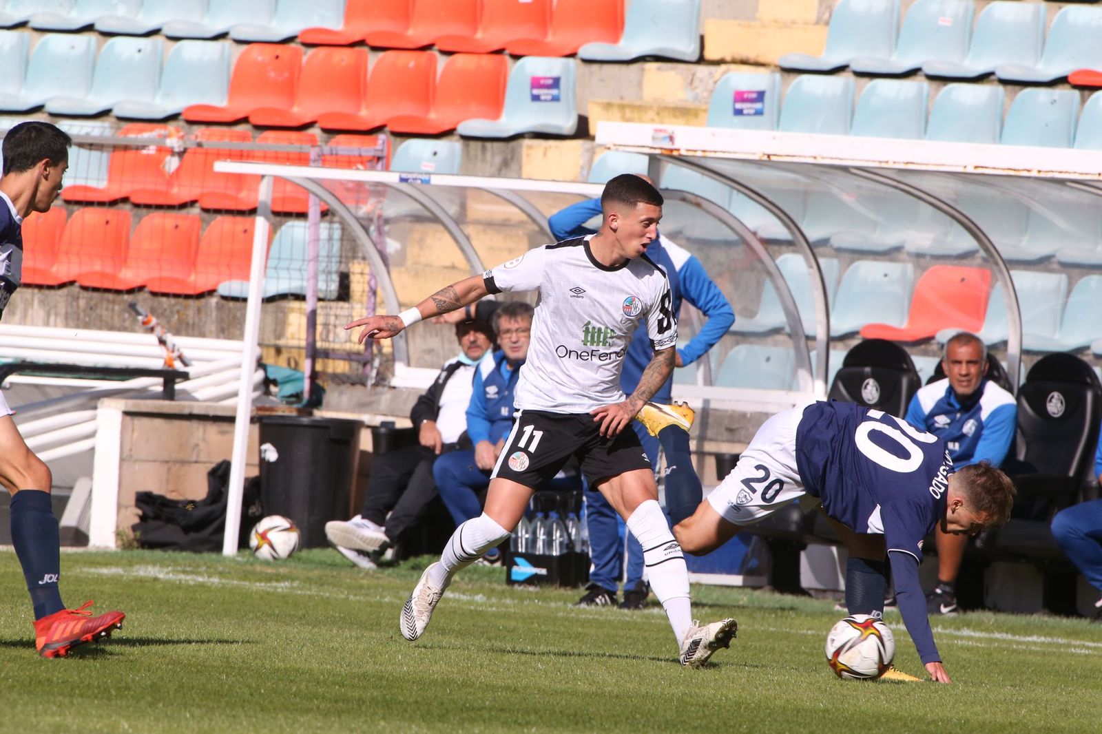 Segura, en una acción ante el Marino de Luanco / FOTO SALAMANCA24HORAS.COM