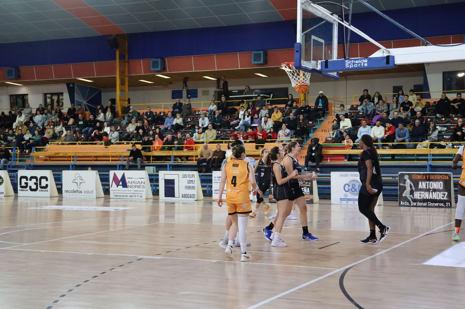 Partido entre CD Zamarat y Cajasol Baloncesto Sevilla