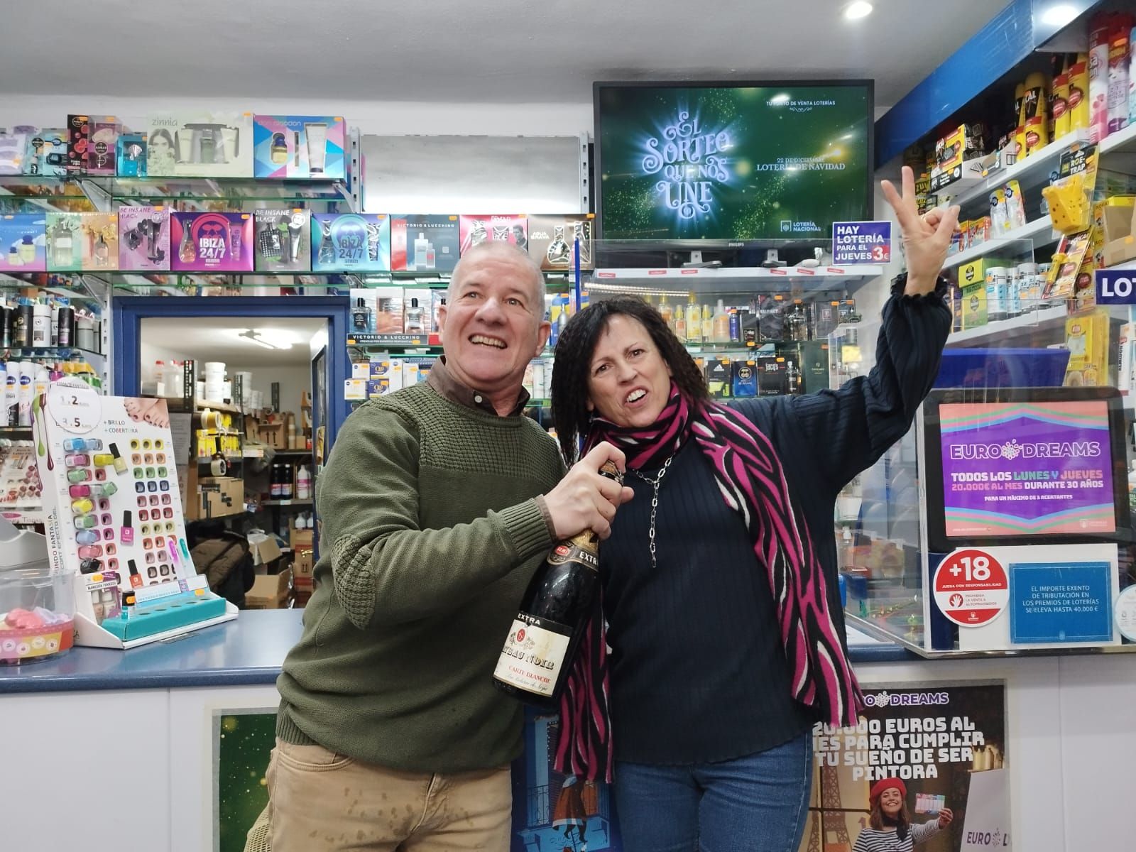 El Gordo, el 88.008, toca en la Administración de la avenida Filibertos Villalobos. Foto Andrea M.