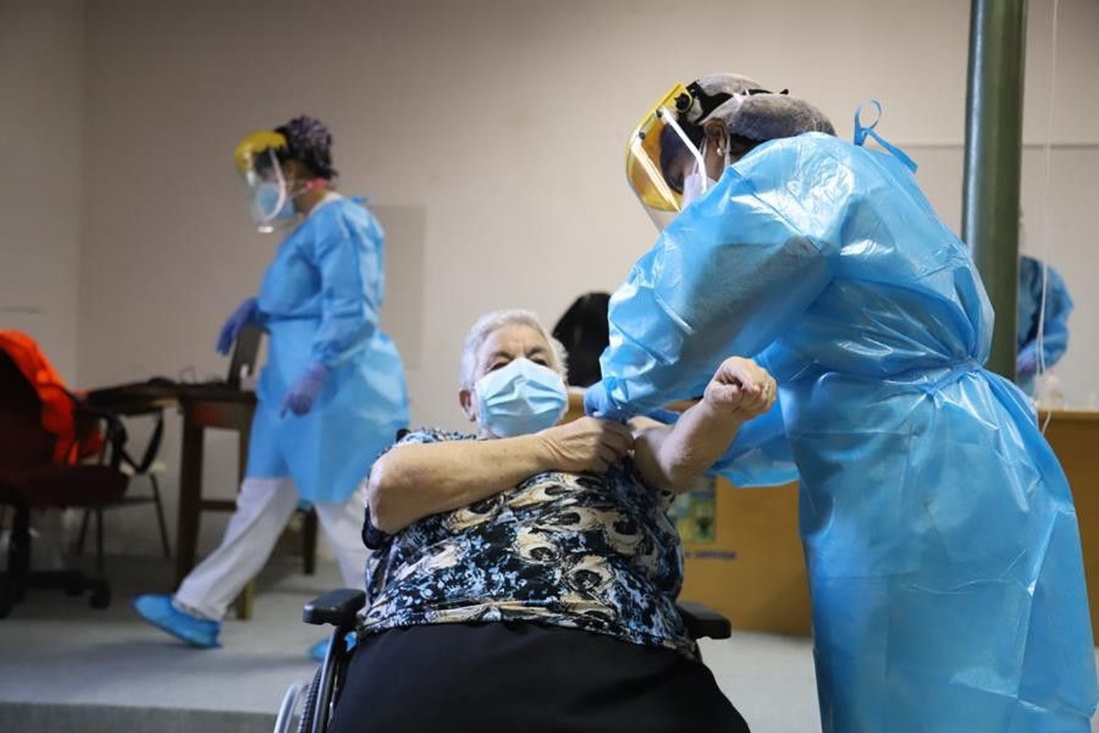 Una mujer se vacuna en una residencia de Zamora