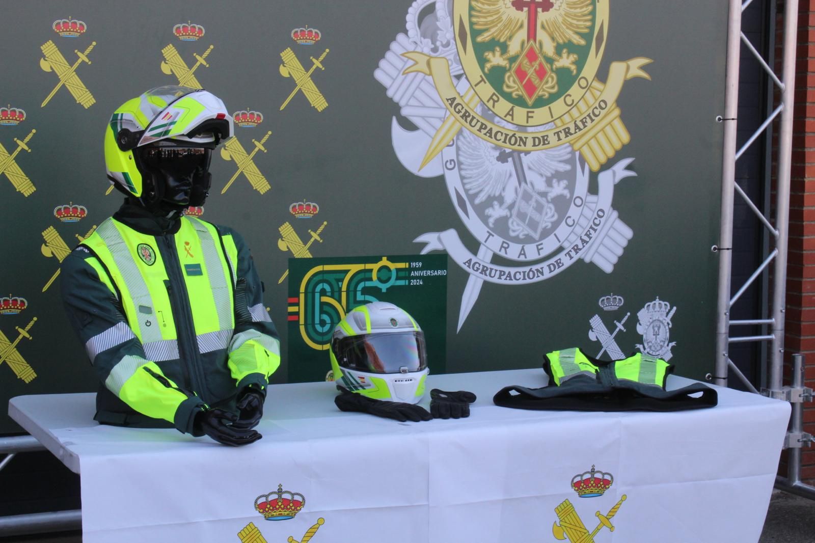 Motos camufladas y chaleco airbag, la nueva cara de la Guardia Civil de Tráfico de Salamanca