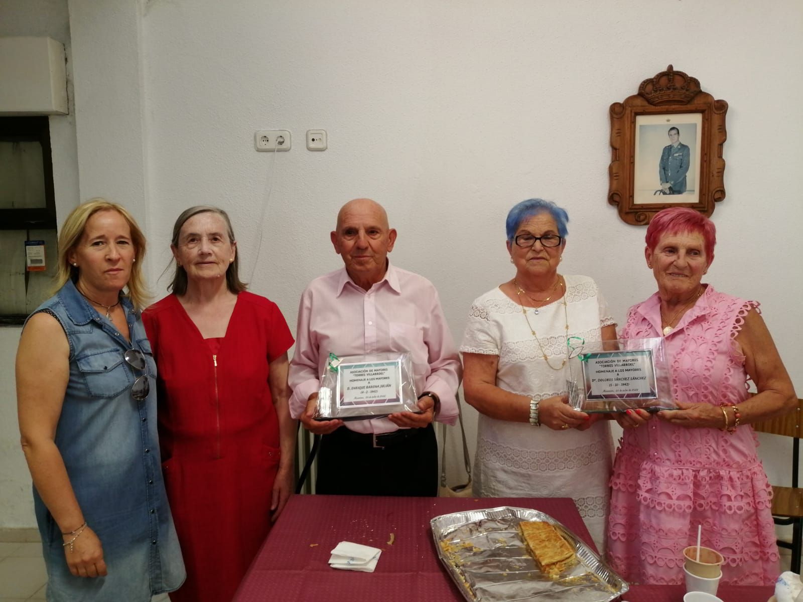 Un momento de la entrega de placas de la Asociación de mayores de Macotera