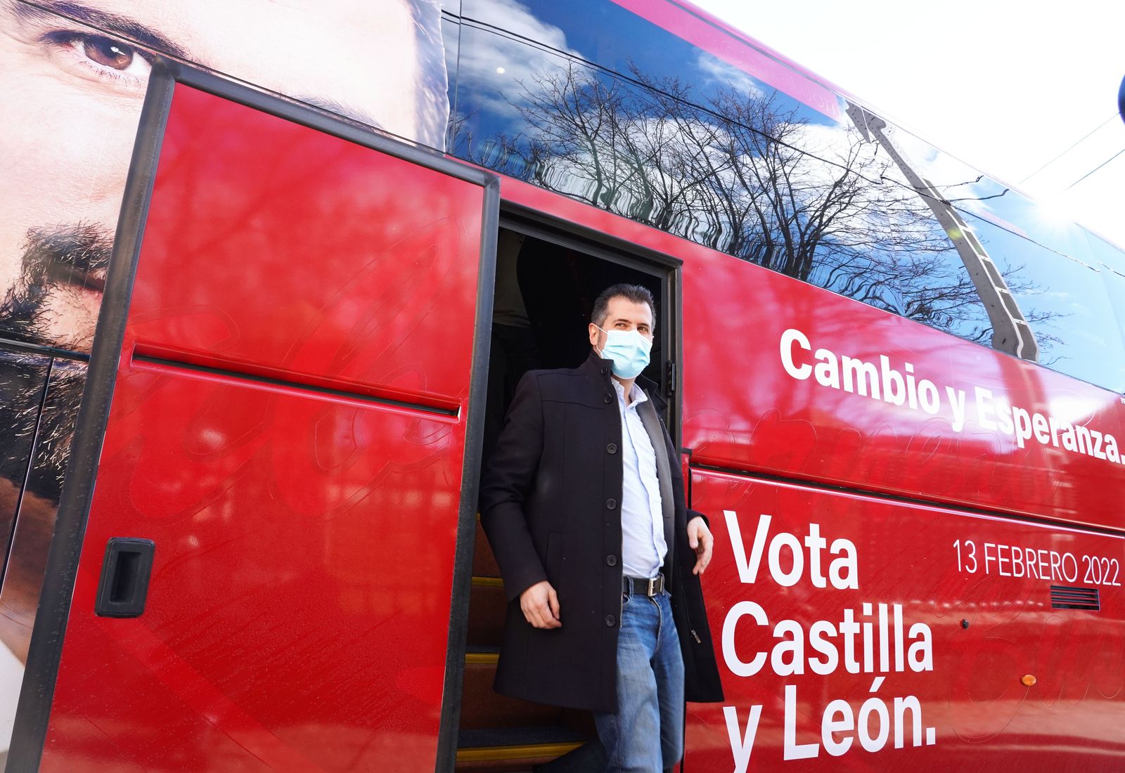 Luis Tudanca bajando del autobús de campaña del PSOE | Agencia ICAL
