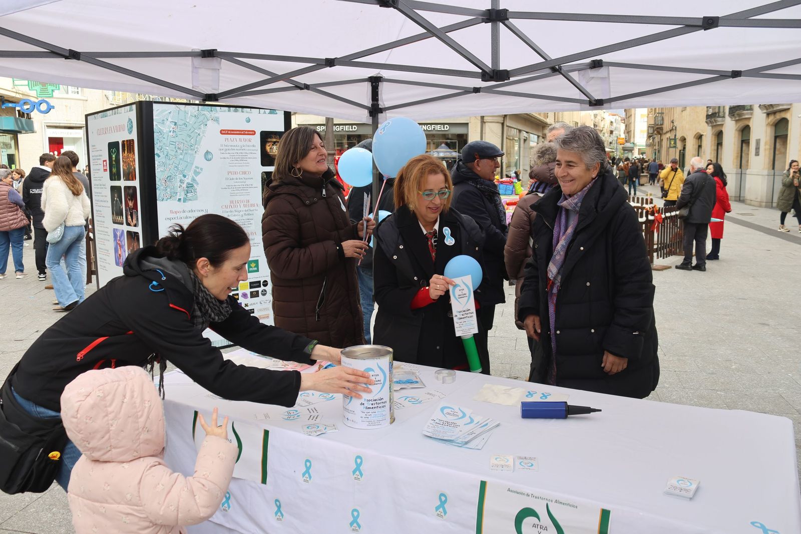 Mesa de información de la Asociación de Trastornos Alimentarios y Obesidad de Salamanca
