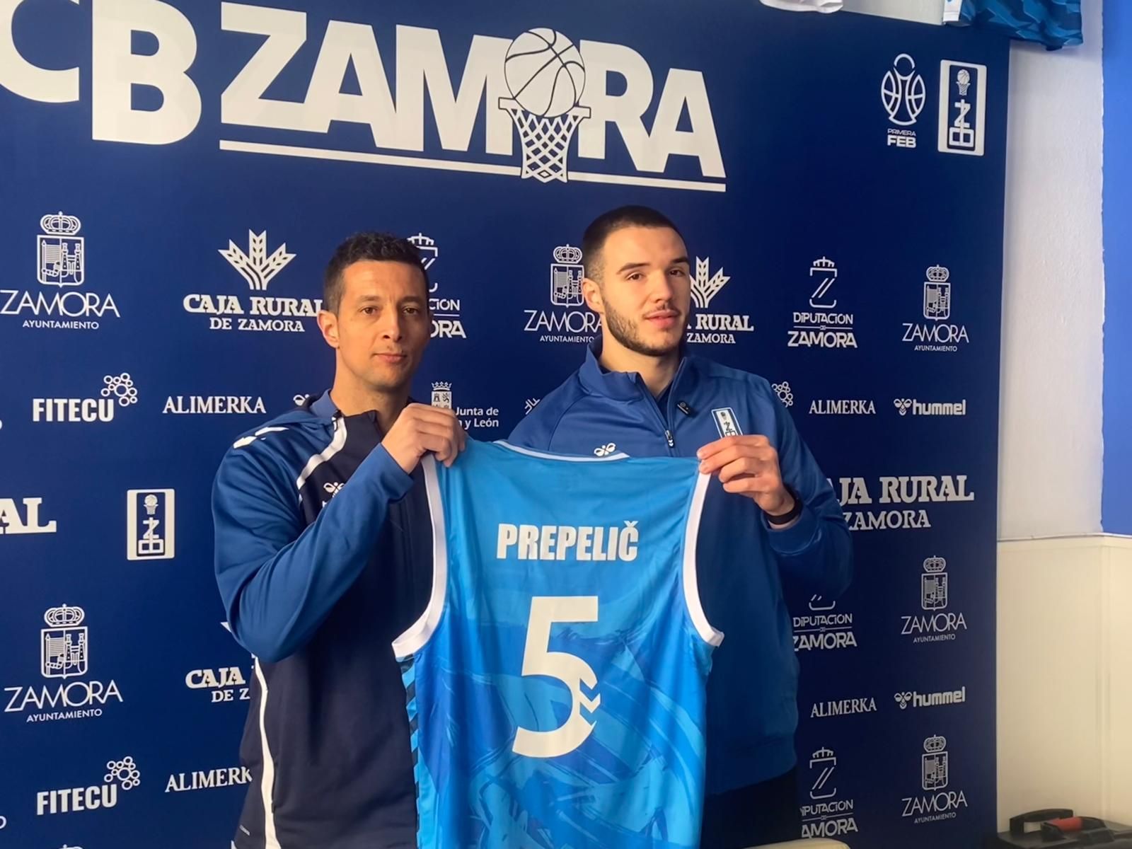 Prepelic con la camiseta que vestirá a partir de este domingo