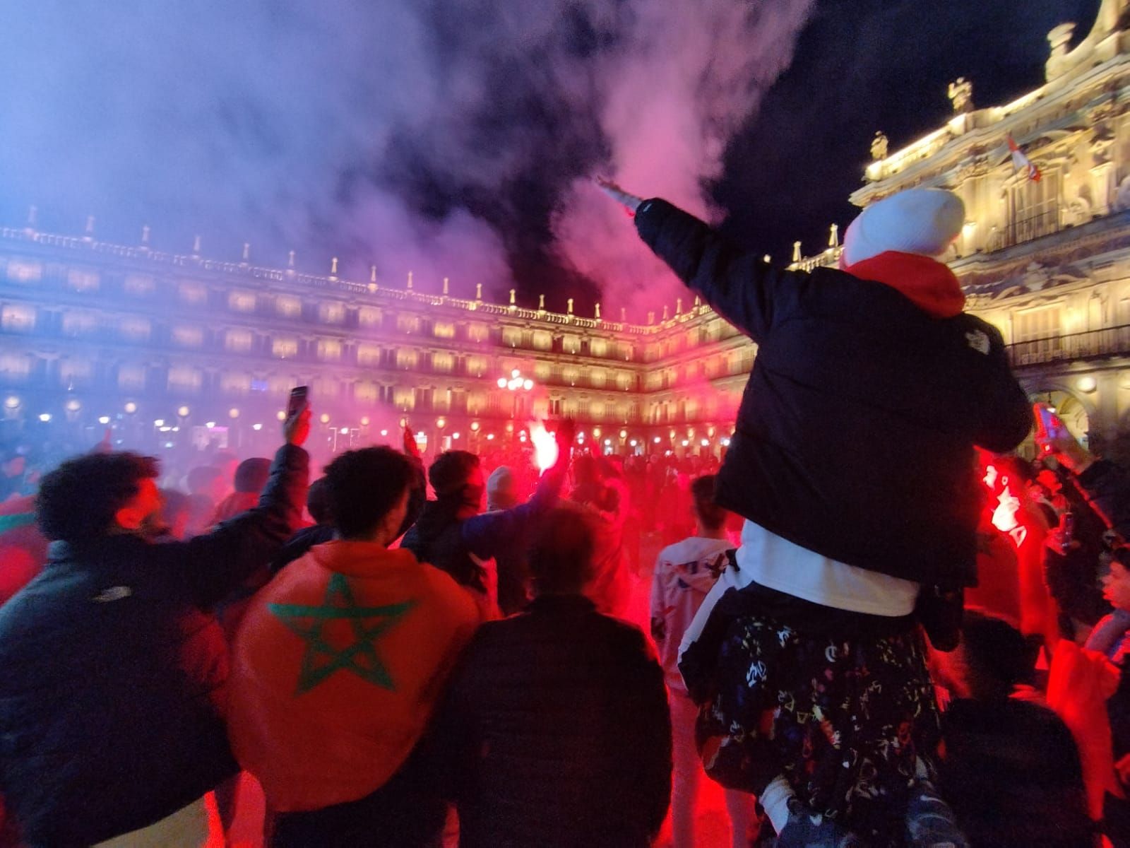 Los marroquíes de Salamanca celebran la victoria de su selección