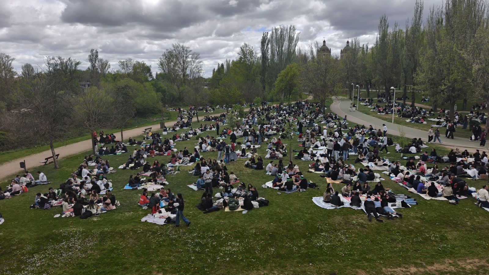 Un multitudinario Lunes de Aguas en Salamanca llena la ribera del Tormes