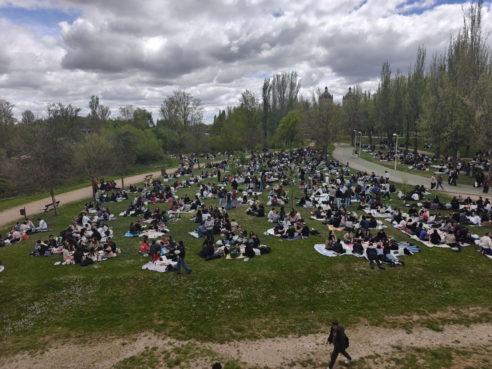 Un multitudinario Lunes de Aguas en Salamanca llena la ribera del Tormes
