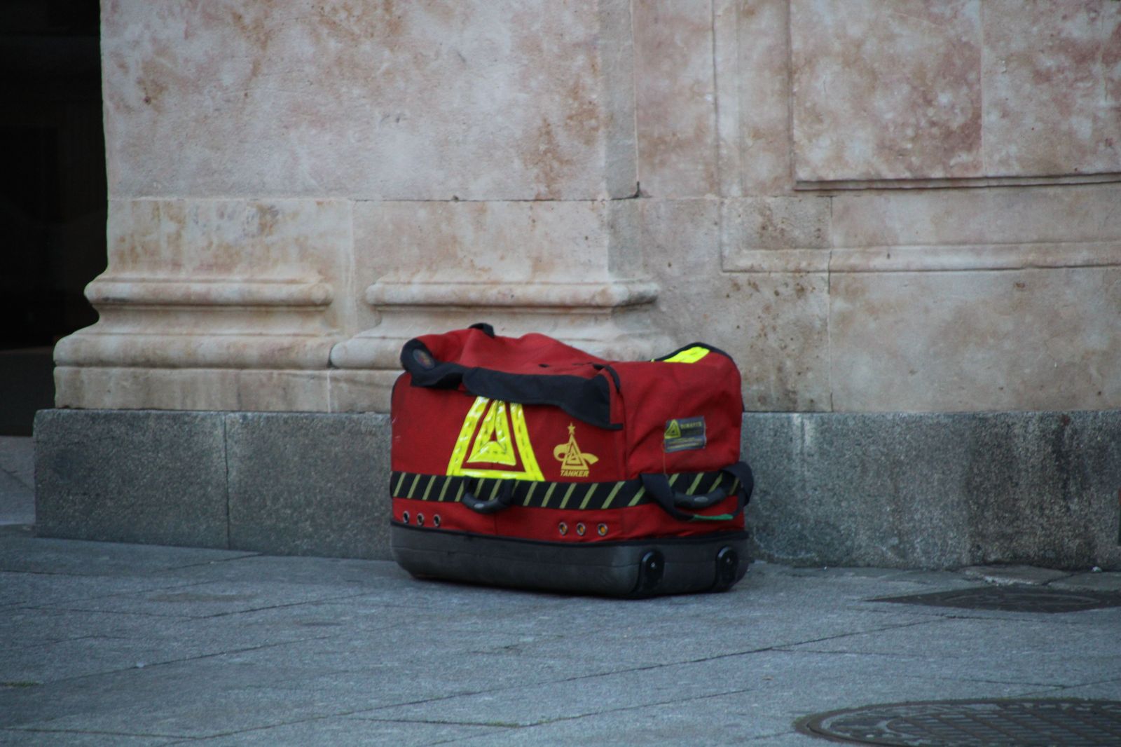 bomberos-y-policia-local-trabajan-en-el-desalojo-de-una-oficina-bancaria-de-caixabank-en-la-calle-zamora-16