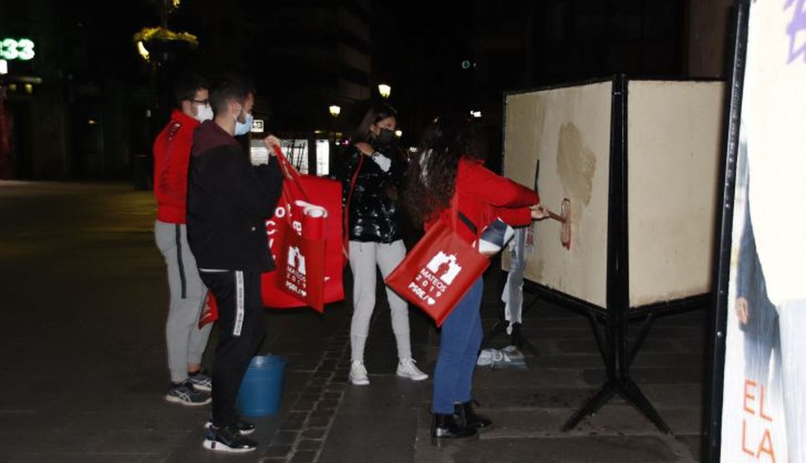 Pegada de carteles de PSOE