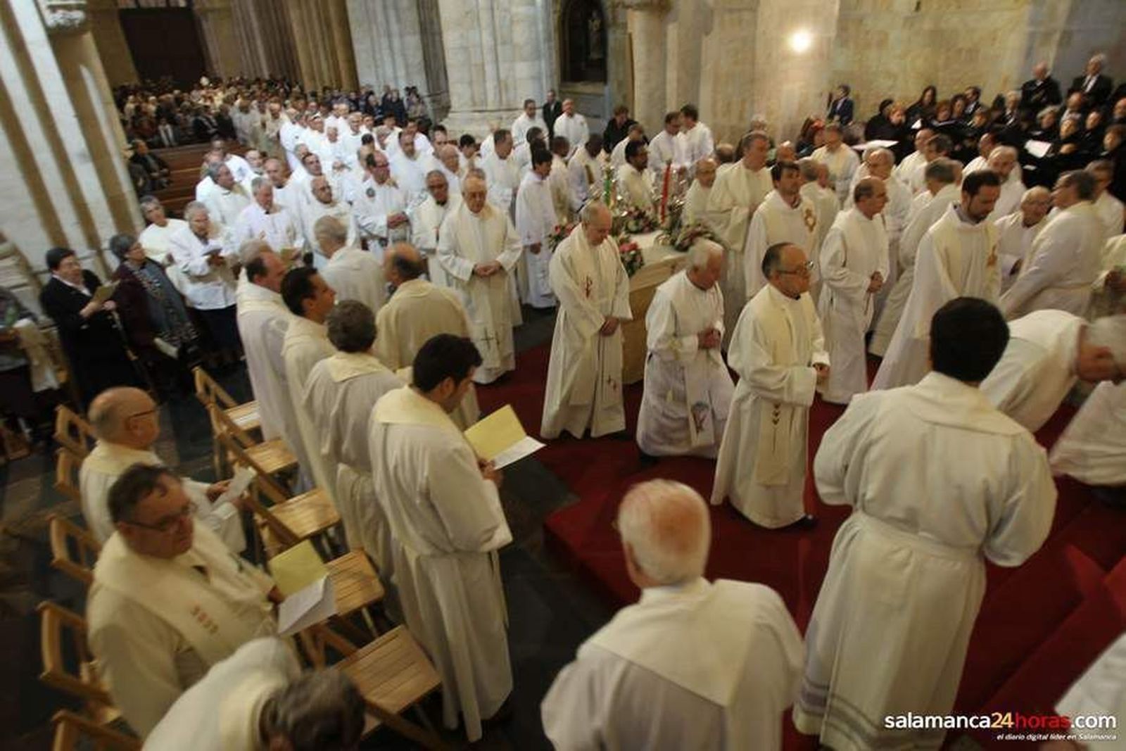 El obispo preside la Misa Crismal en la Catedral Vieja