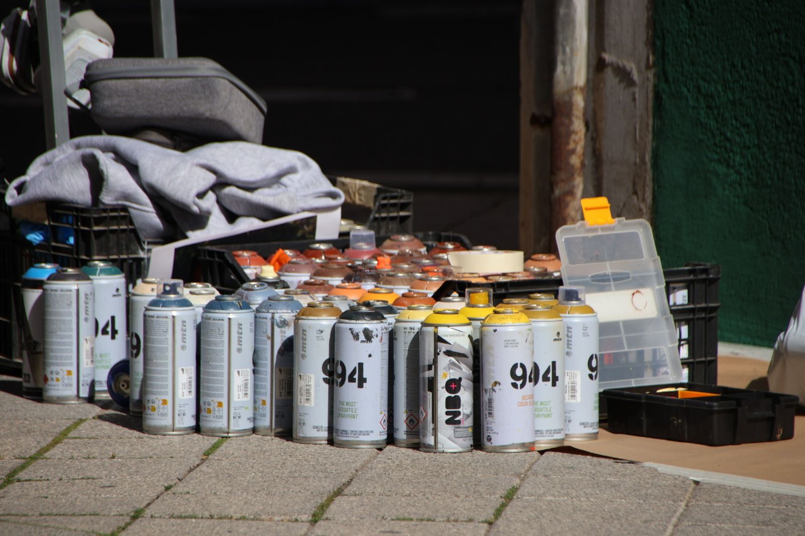 Los artistas de la Plaza del Oeste comienzan a pintar los murales