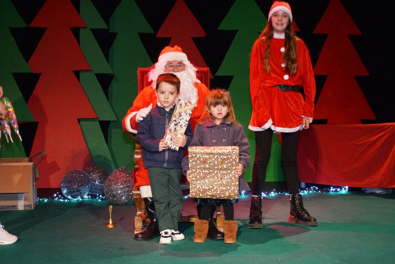 Papá Noel recorre las calles de Alba de Tormes y entrega regalos a los niños