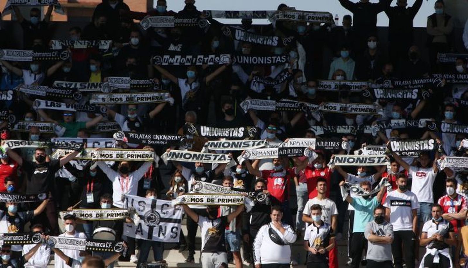 Aficionados de Unionistas ante el Tudelano / FOTO SALAMANCA24HORAS.COM