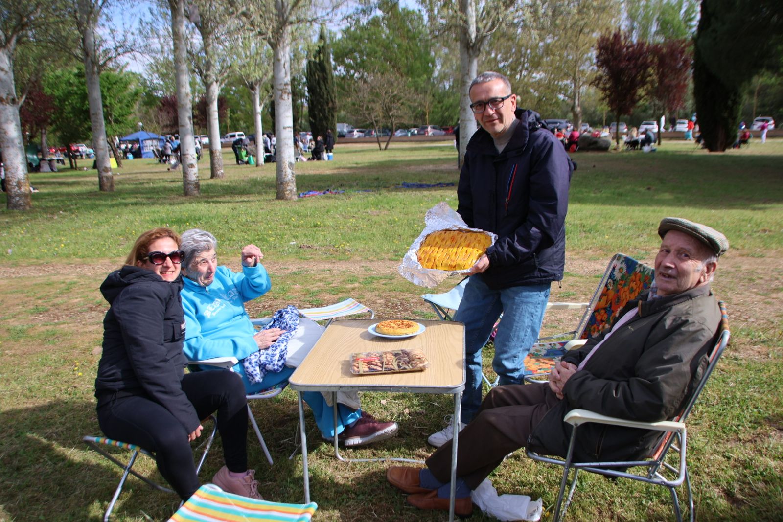 Un multitudinario Lunes de Aguas en Salamanca llena la ribera del Tormes