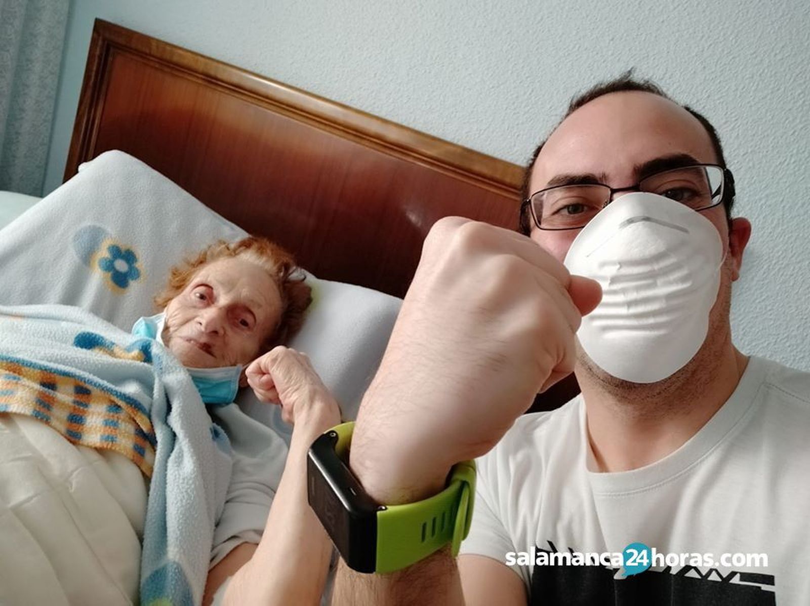 Héctor Martín y su abuela Julia García