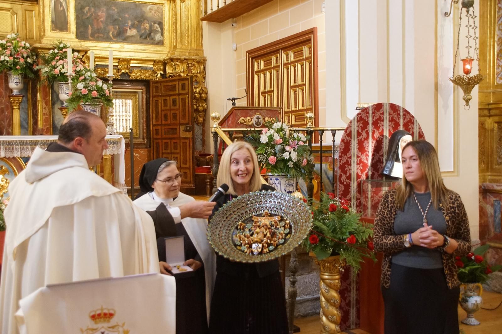 Alba nombra hijo adoptivo al prior Miguel Angel González  (10).jpeg