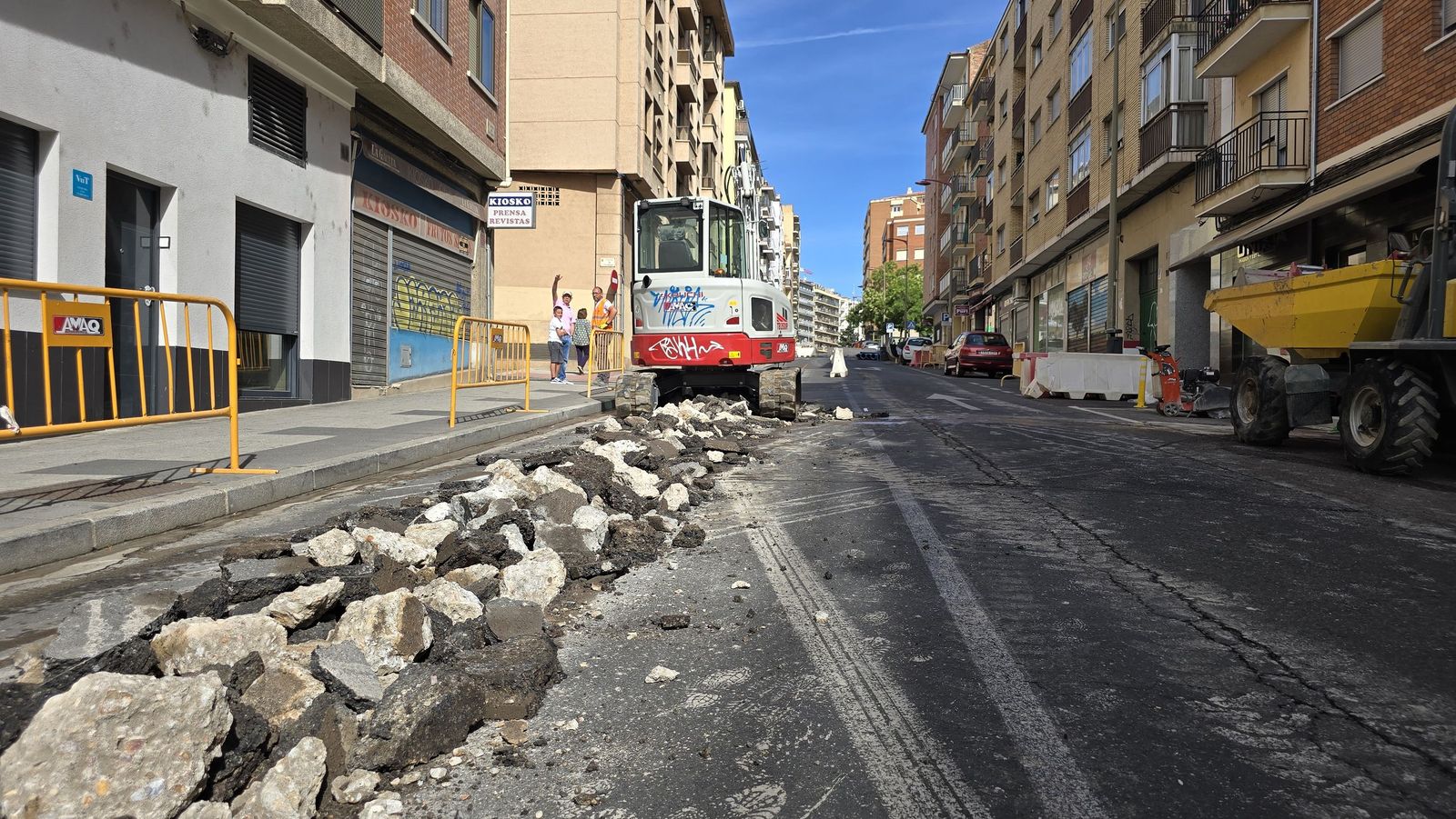 El alcalde de Salamanca, Carlos García Carbayo, visitas las obras de renovación de redes de abastecimiento de agua en el barrio Prosperidad