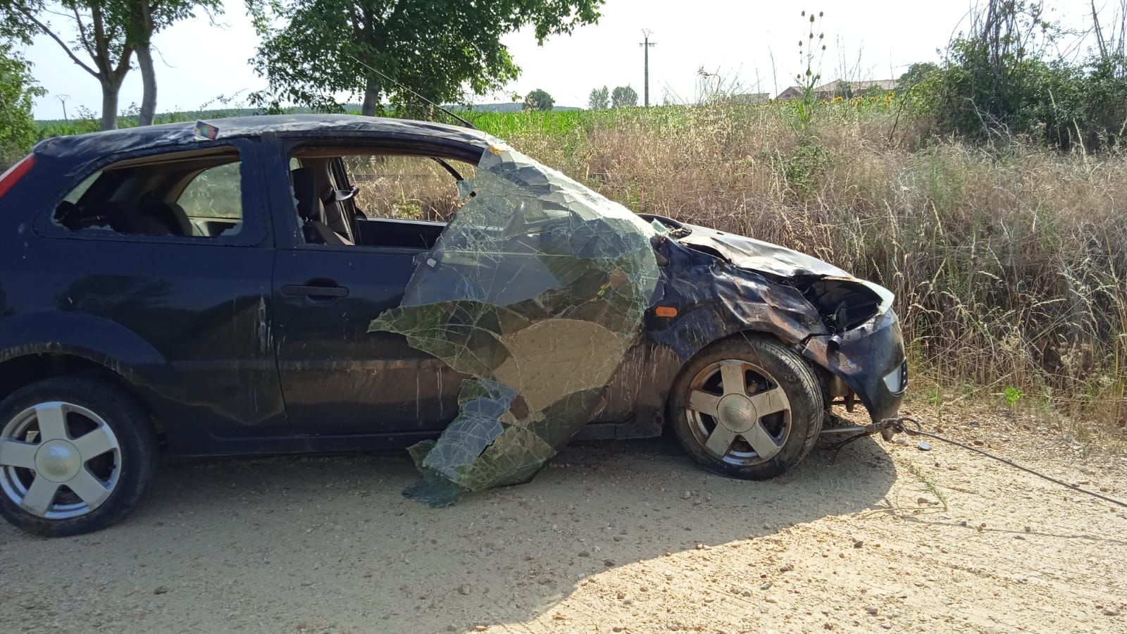 Estado en que ha quedado el turismo tras el accidente Estado en que ha quedado el turismo tras el accidente