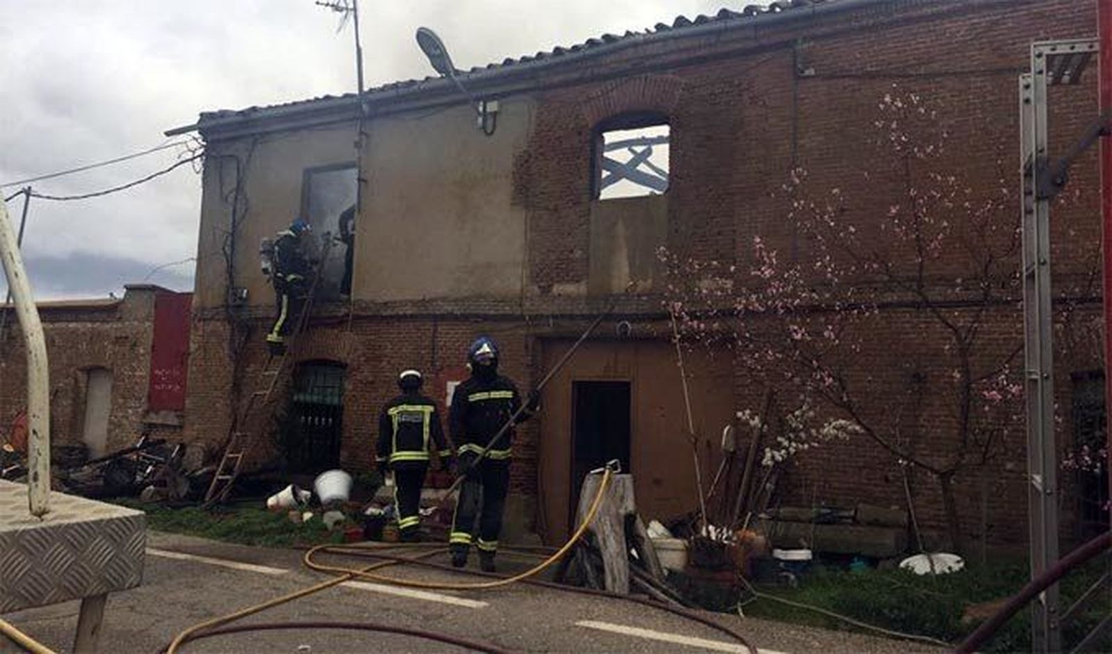 Los servicios sociales de la Diputación realojan a una familia de Fuentesaúco tras incendiarse su casa