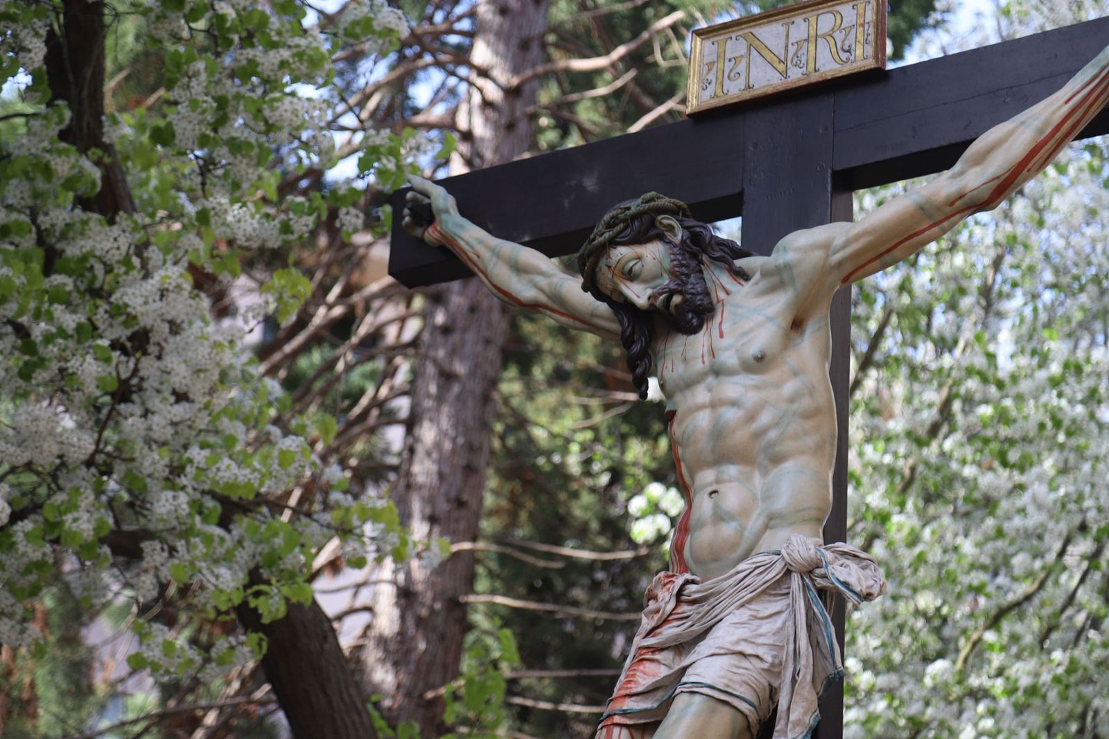 GALERÍA | Colocación del Cristo de las Injurias en su mesa procesional