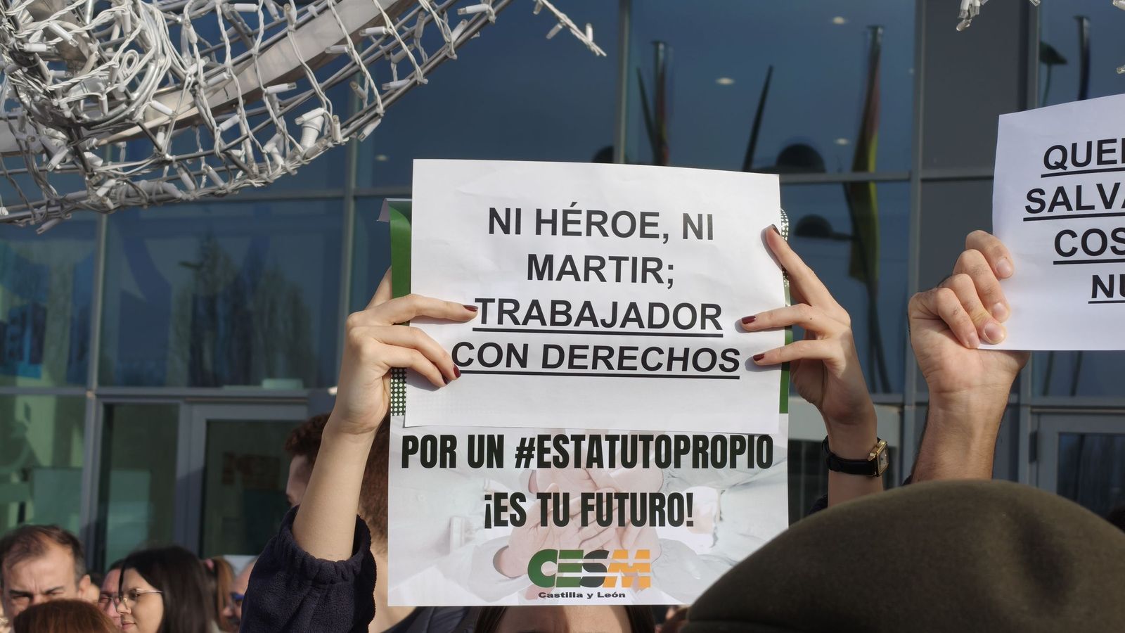 Los médicos se concentran en Salamanca a las puertas del CAUSA por la huelga de facultativos