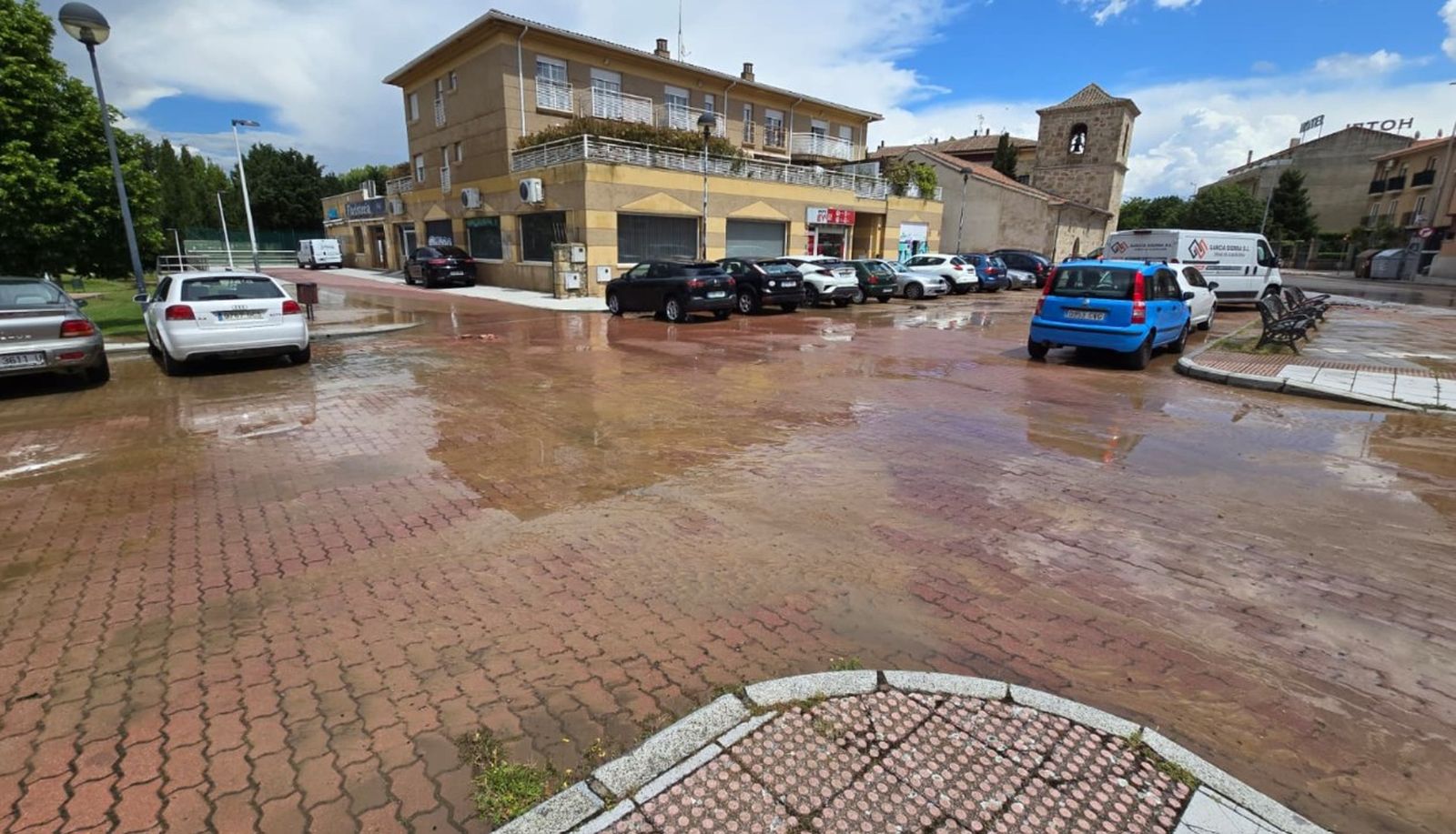 Parking junto a la iglesia del Arrabal con restos de agua y barro tras la intensa granizada caída en Salamanca capital