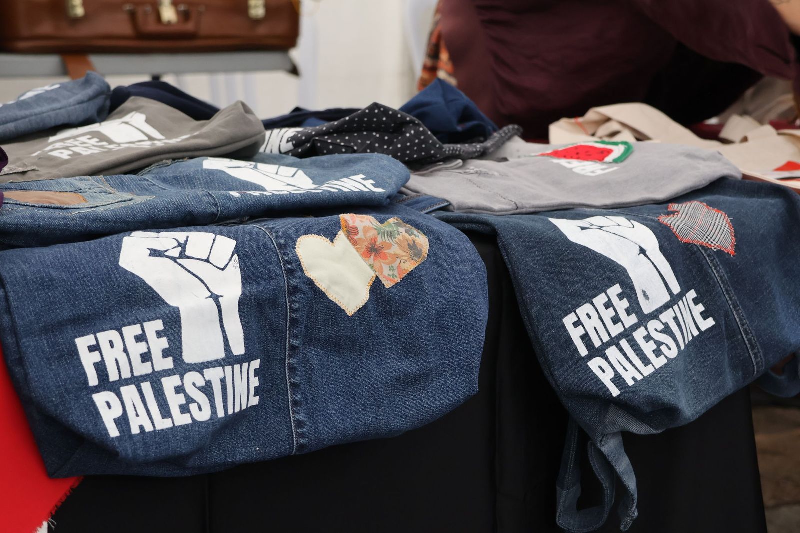 GALERÍA | Inauguración del mercadillo solidario en la Plaza Mayor de Zamora en apoyo al pueblo palestino