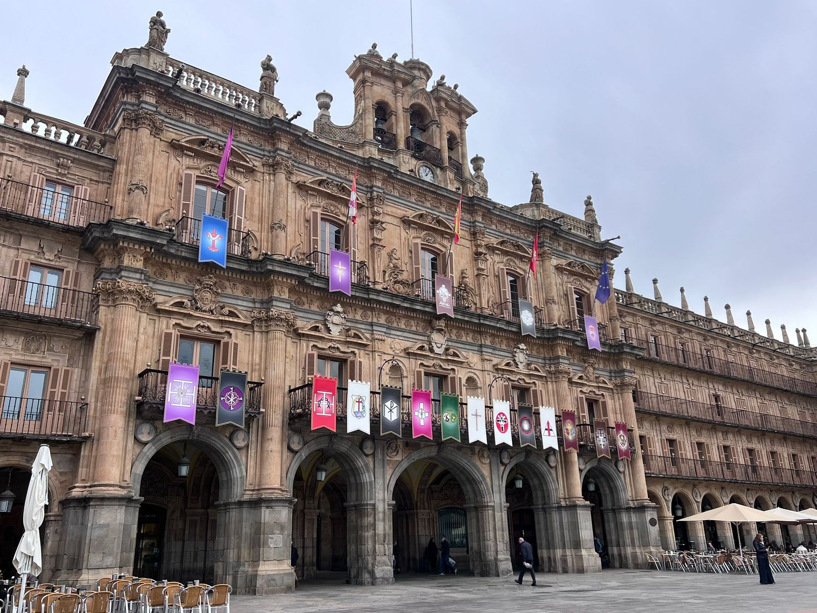 Reposteros en los balcones de la Plaza Mayor para la Semana Santa de Salamanca 2026