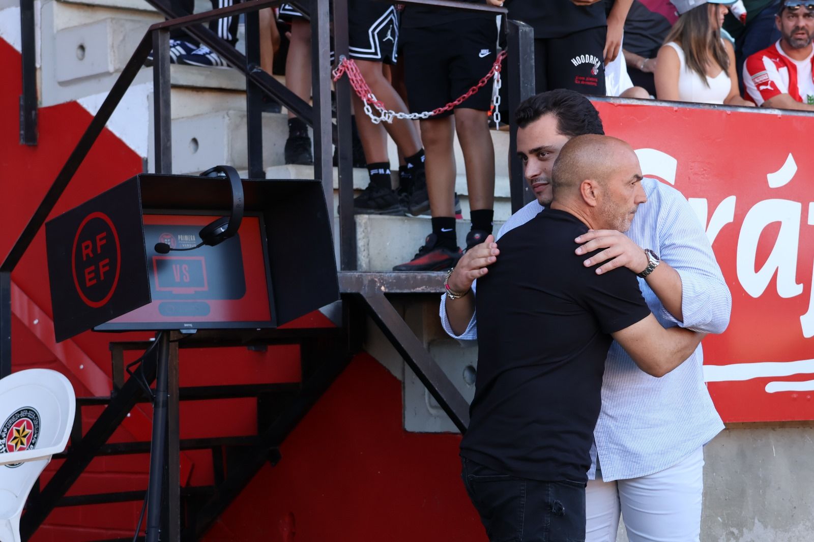 Juan Sabas en un abrazo con el Presidente del Zamora CF, primer partido de la temporada 2025-26