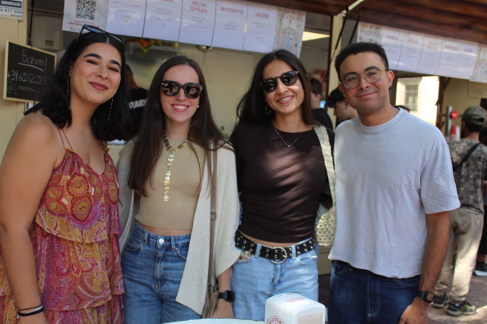 Ambiente en la Feria de Día en el mediodía de este