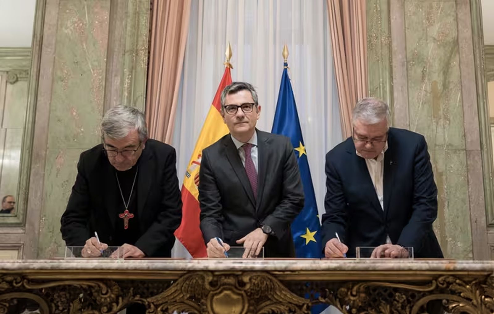 El ministro de Presidencia, Félix Bolaños, Luis Argüello, presidente de la Conferencia Episcopal Española, y Jesús Díaz Sariego, presidente de la Conferencia Española de Religiosos. Europapress