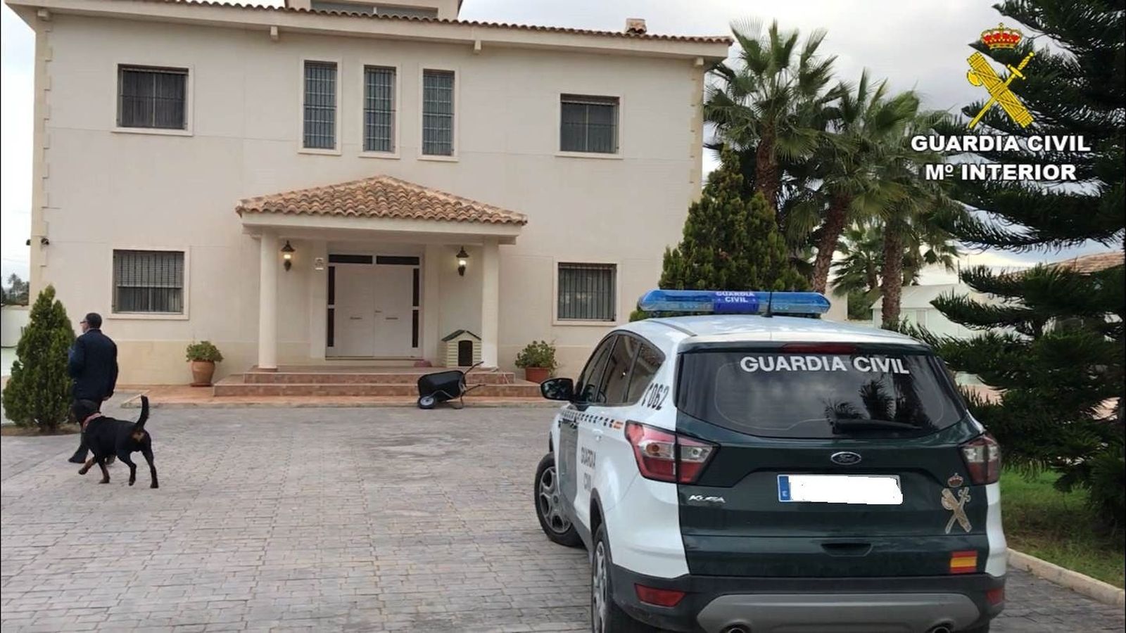 Un coche de la Guardia Civil en uno de los chalets
