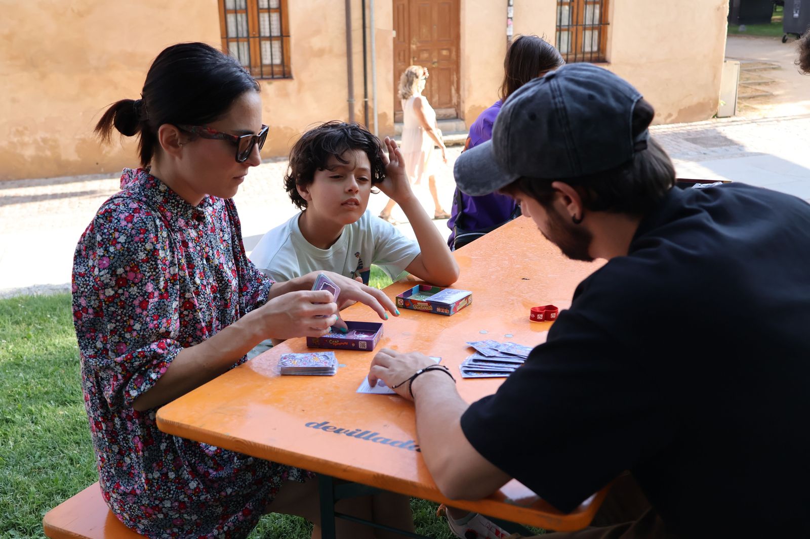 Juegos de mesa en los jardines del Castillo