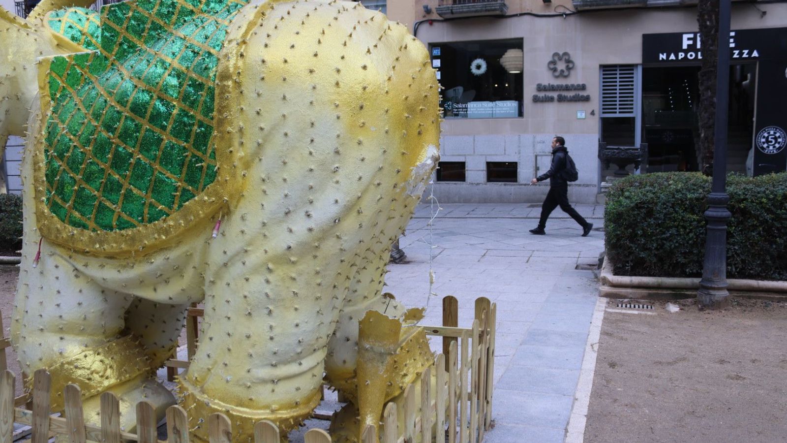 Elefante de Oriente de la plaza de la Libertad con la cola fracturada
