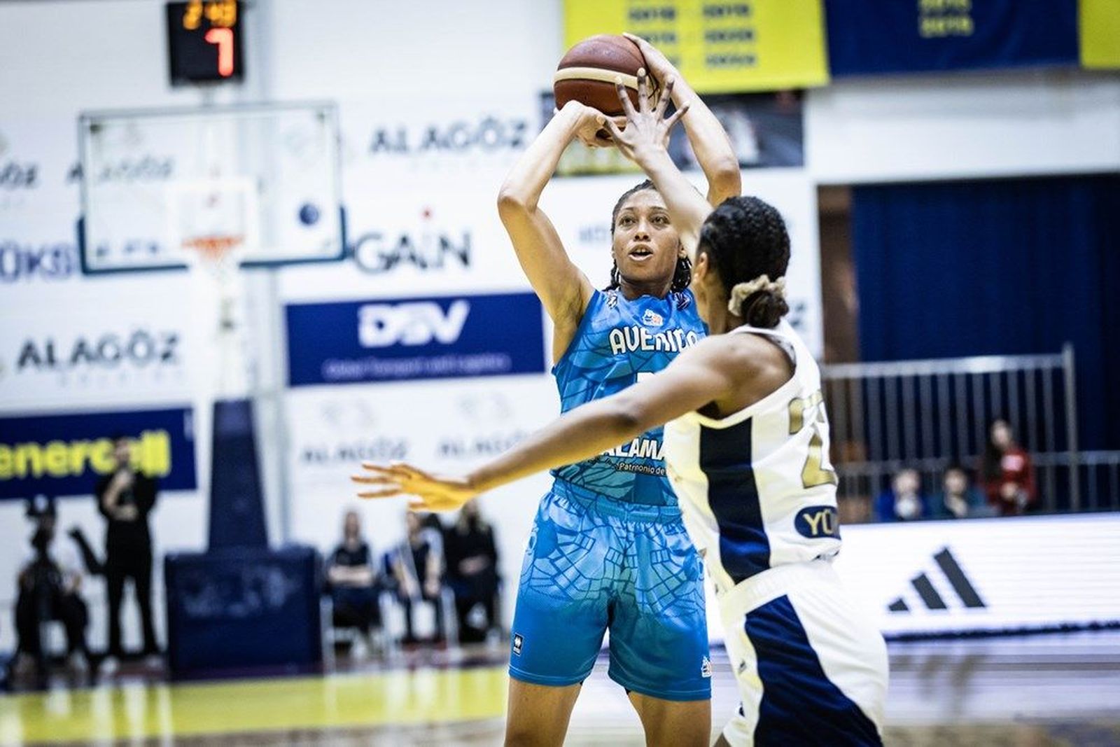 Prince lanza ante Fenerbahce en Estambul FOTO EUROLEAGUE WOMEN