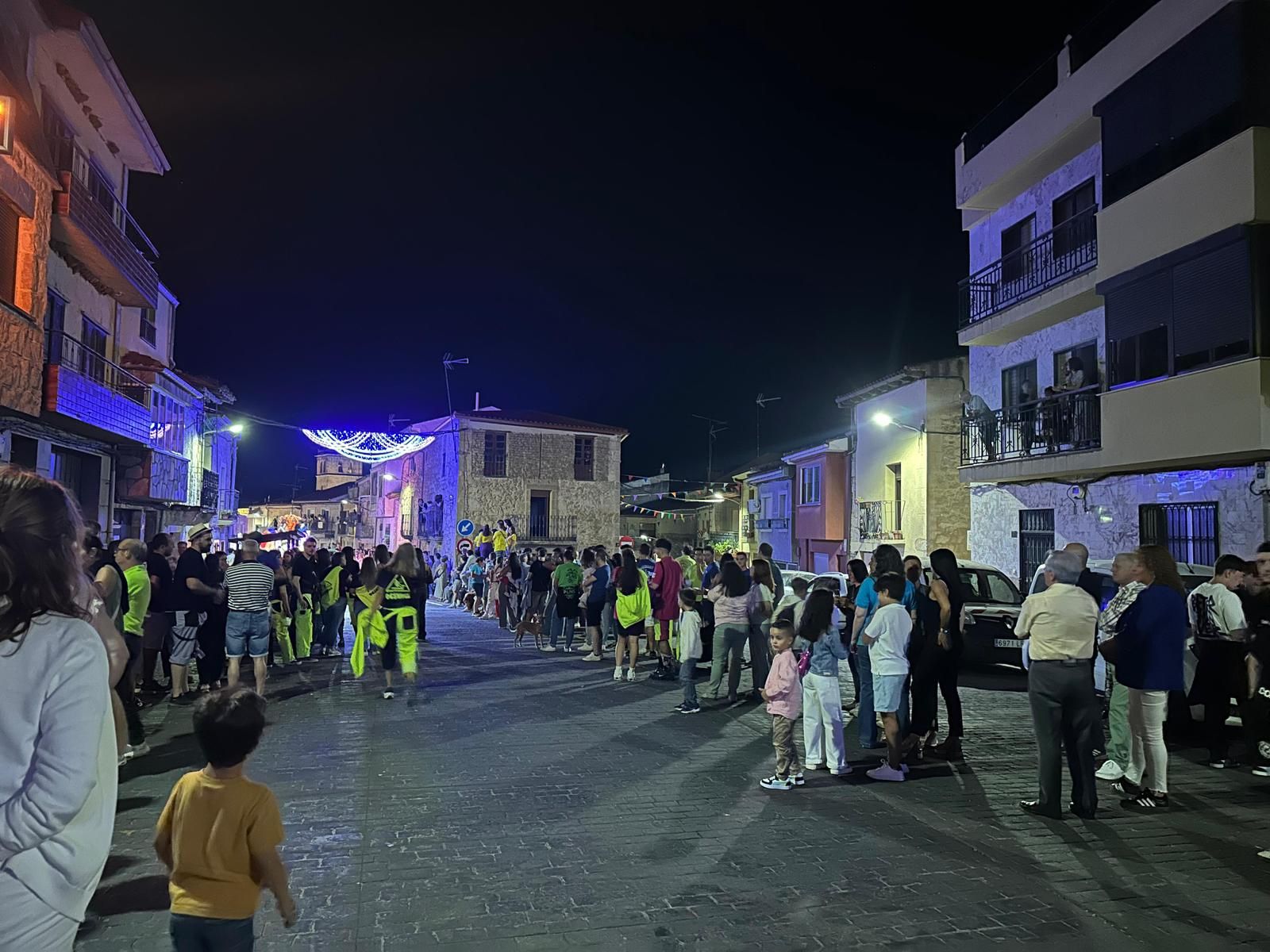 El desfile de carrozas de Aldeadávila vuelve a llenar de luz y color las calles en sus fiestas