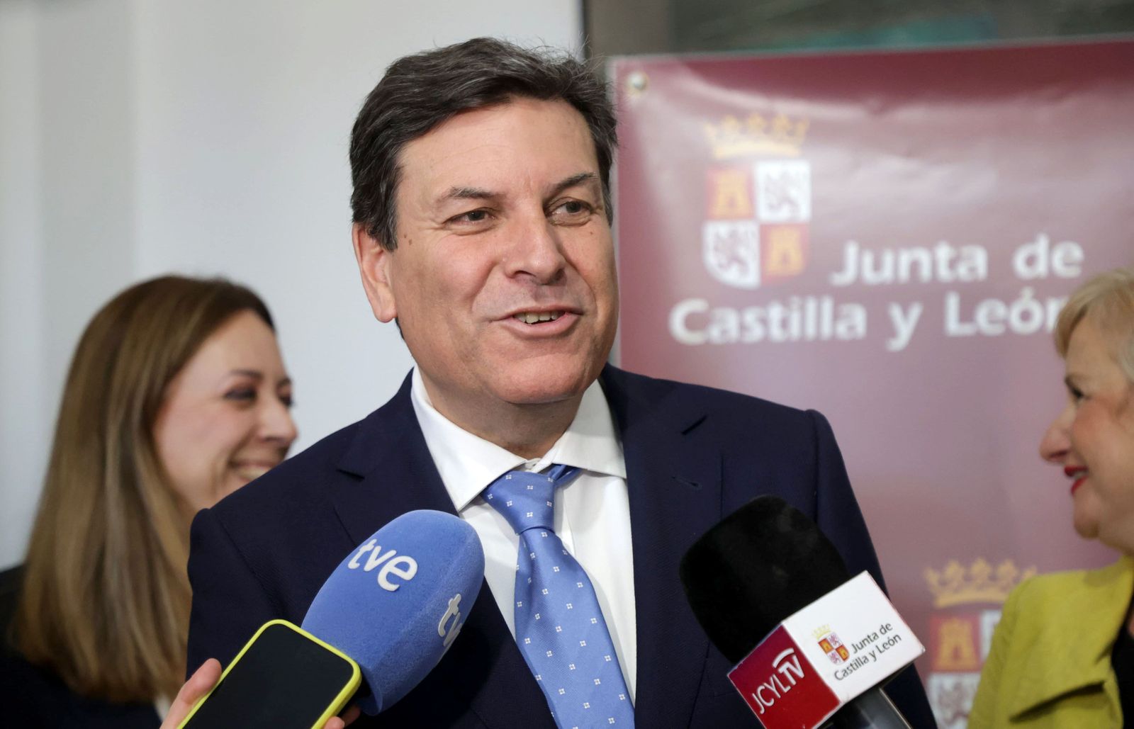 El consejero de Economía y Hacienda, Carlos Fernández Carriedo, visita a los técnicos que prestan el servicio de atención presencial para hacer la Declaración de la Renta de 2023 en el medio rural y explica las medidas de ahorro fiscal de Castilla y León en el IRPF-ICAL