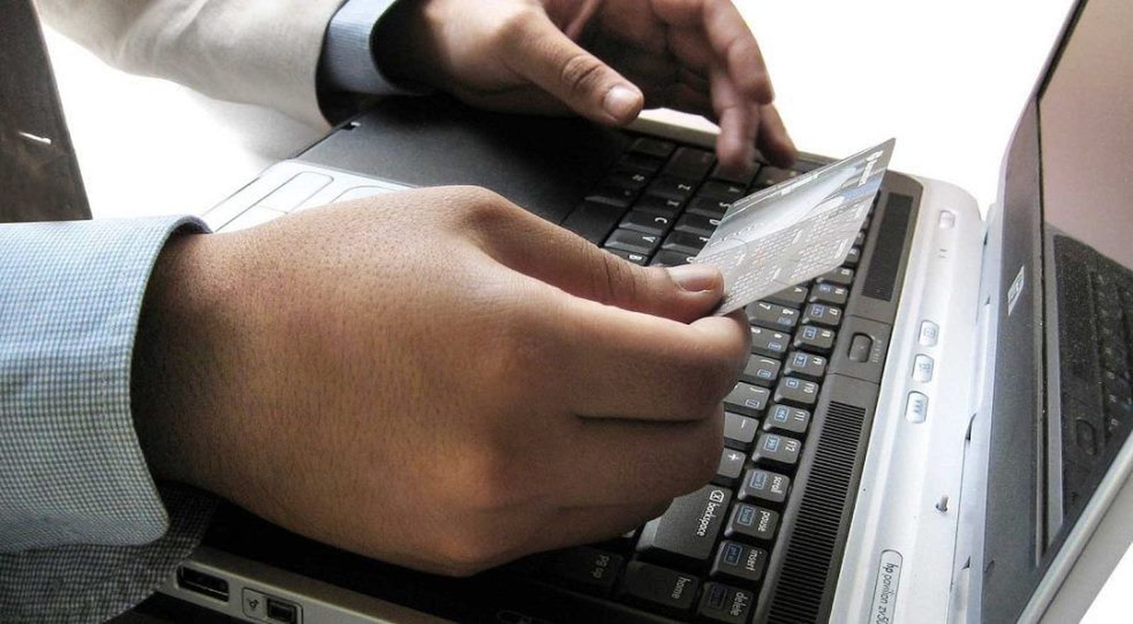 Las estafas con tarjetas de crédito, débito y cheques de viaje suponen más de la mitad de todos los ciberdelitos