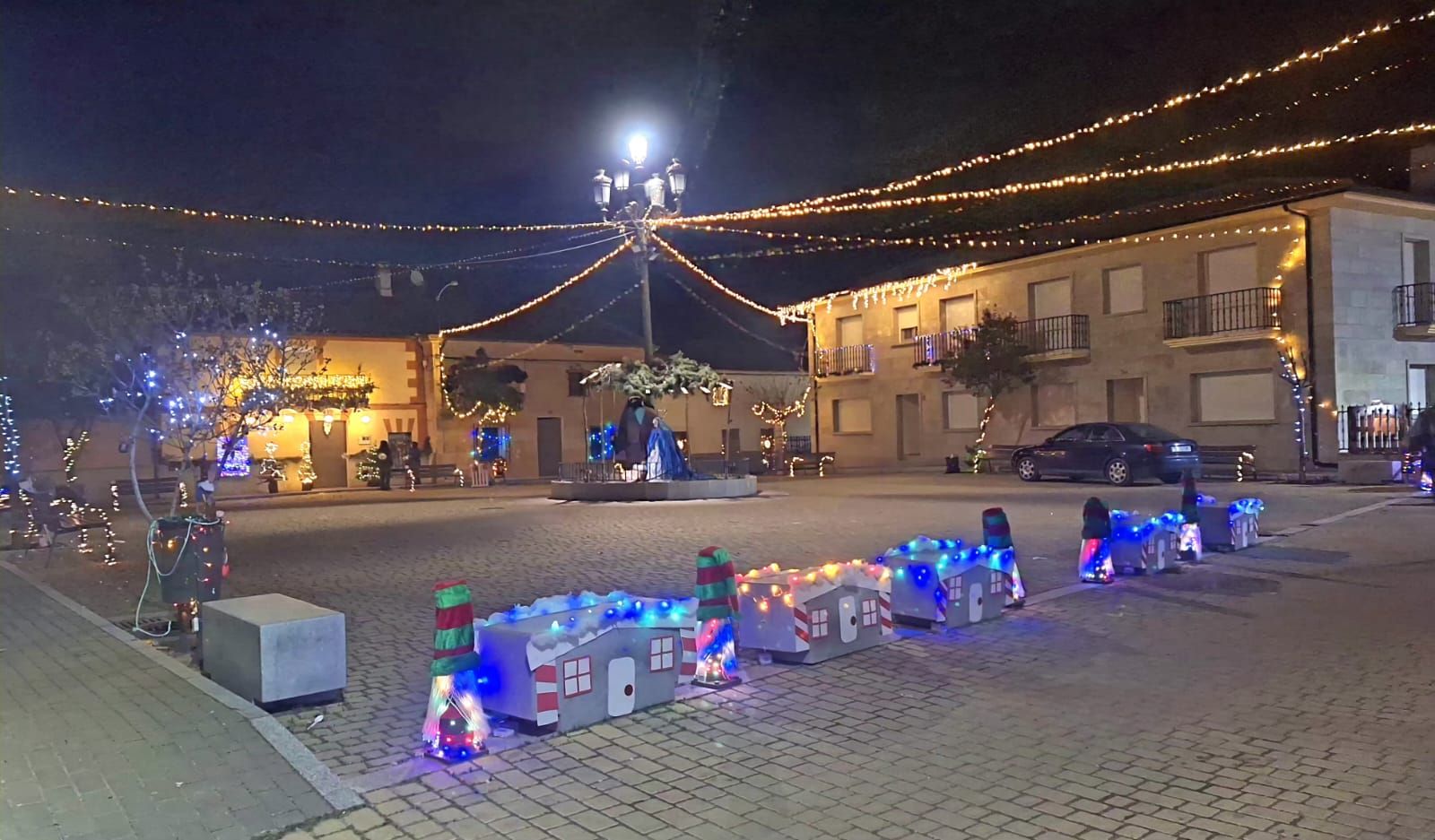 GALERÍA | Decoración navideña, fruto de la unión vecinal, en El Piñero