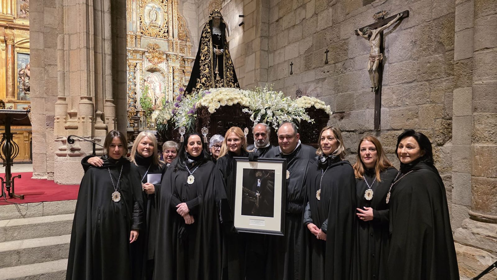 Ainhoa Arteta con hermanos de Jesús Nazareno la pasado noche en la Iglesia de San Juan