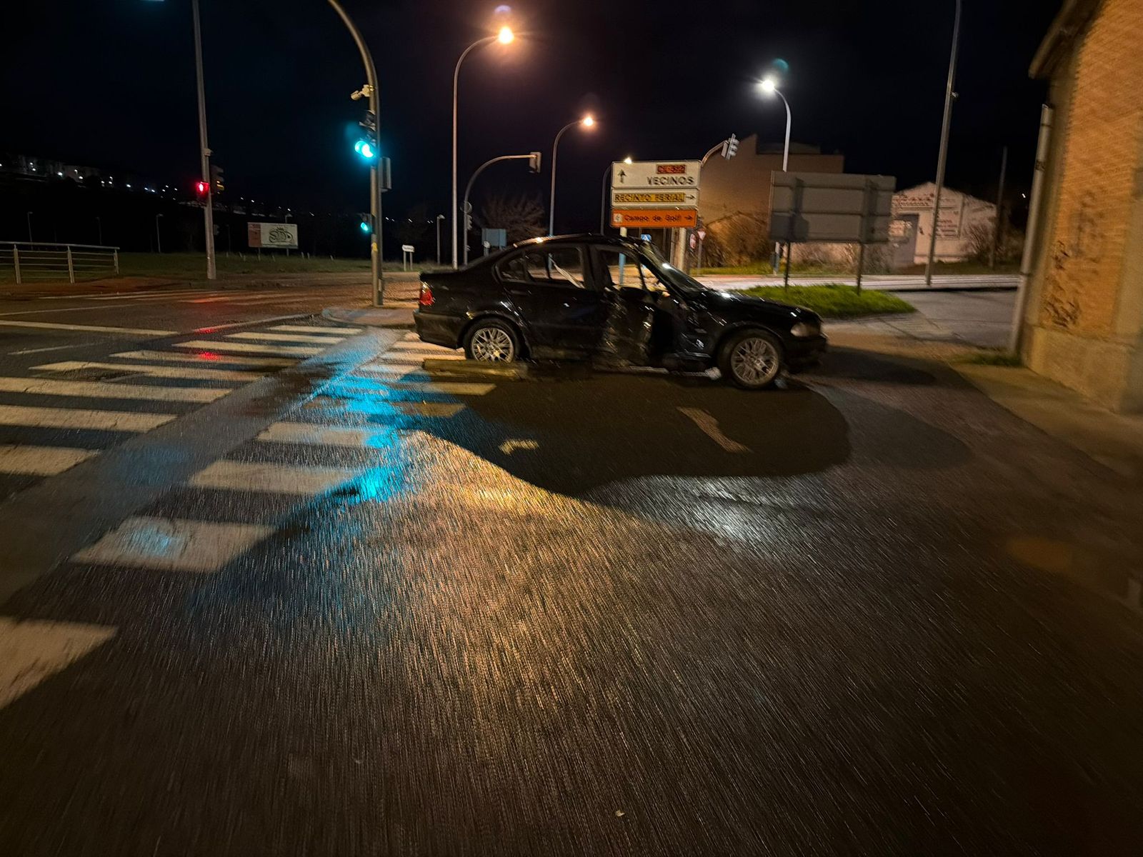Los Bomberos excarcelan a un hombre tras un fuerte choque en la calle Buenaventura