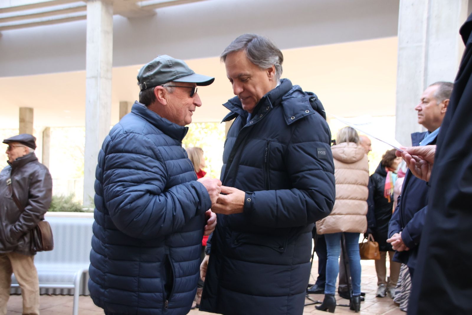 El alcalde de Salamanca, Carlos García Carbayo, entrega las llaves de la nueva promoción de viviendas protegidas en alquiler en Capuchinos