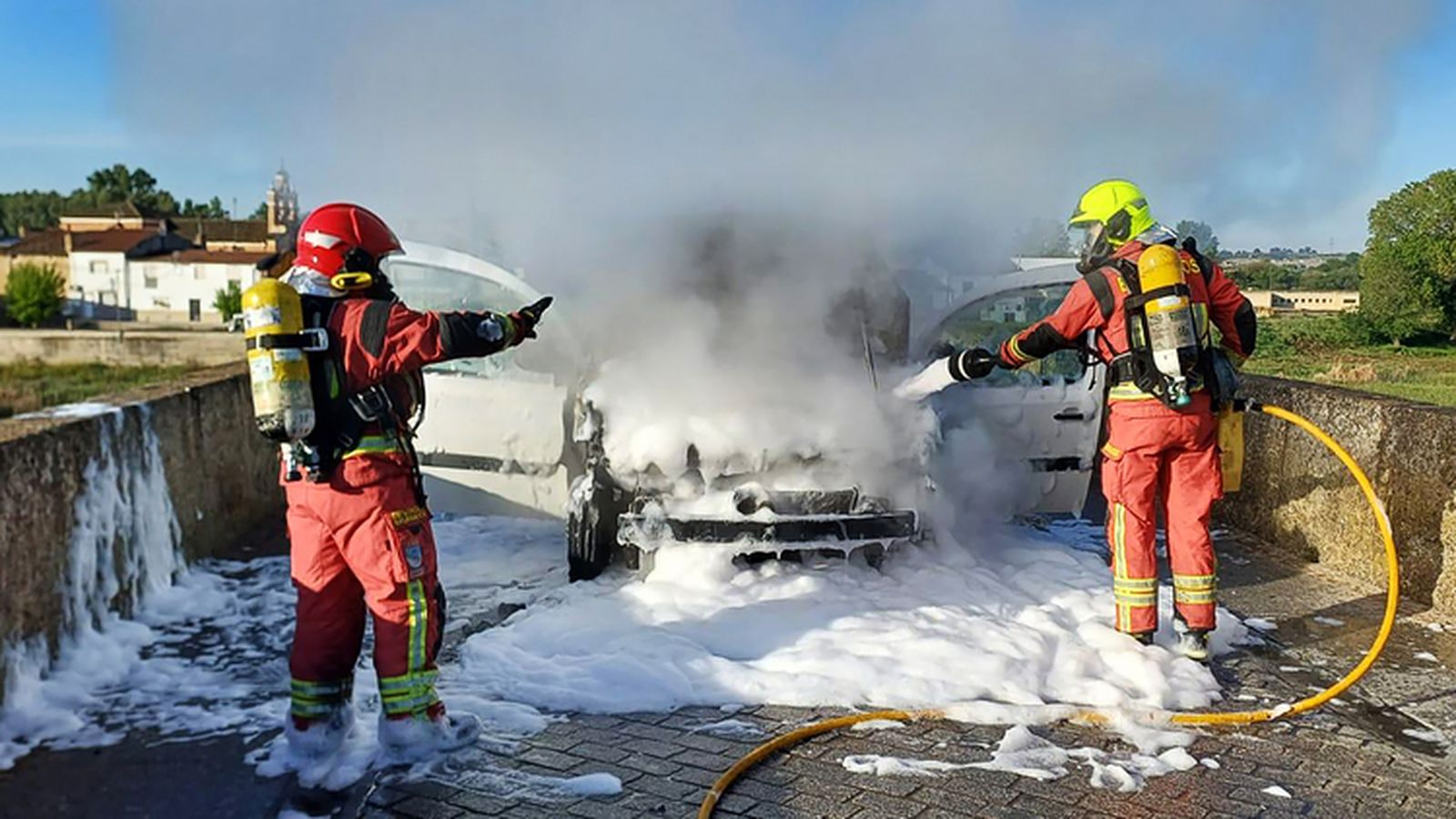 Vehículo calcinado en la calle José María del Hierro en Ciudad Rodrigo