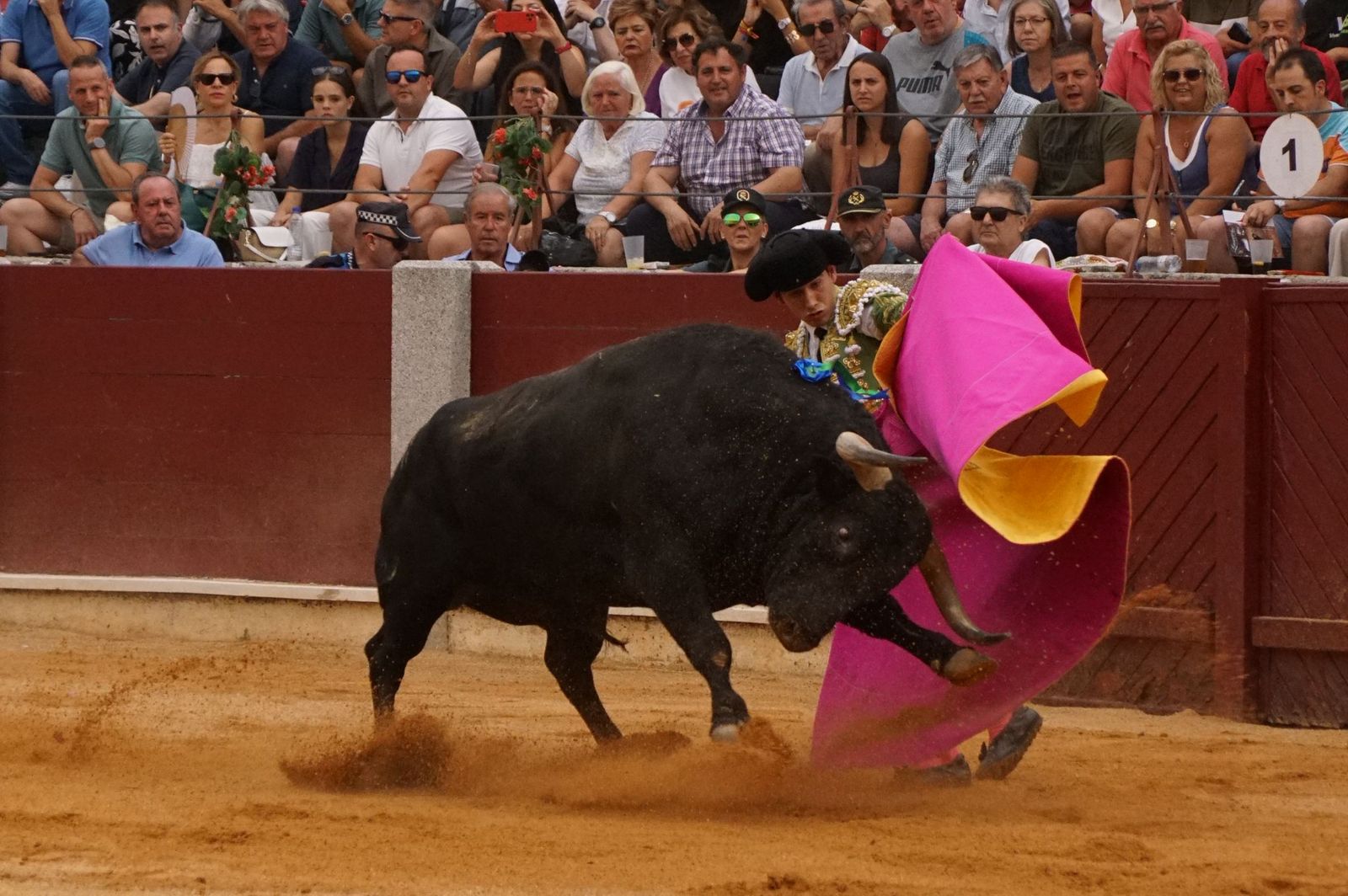 Javier Castaño se despide de Guijuelo y Damián Castaño, su hermano, e Ismael Martín salen a hombros en Guijuelo