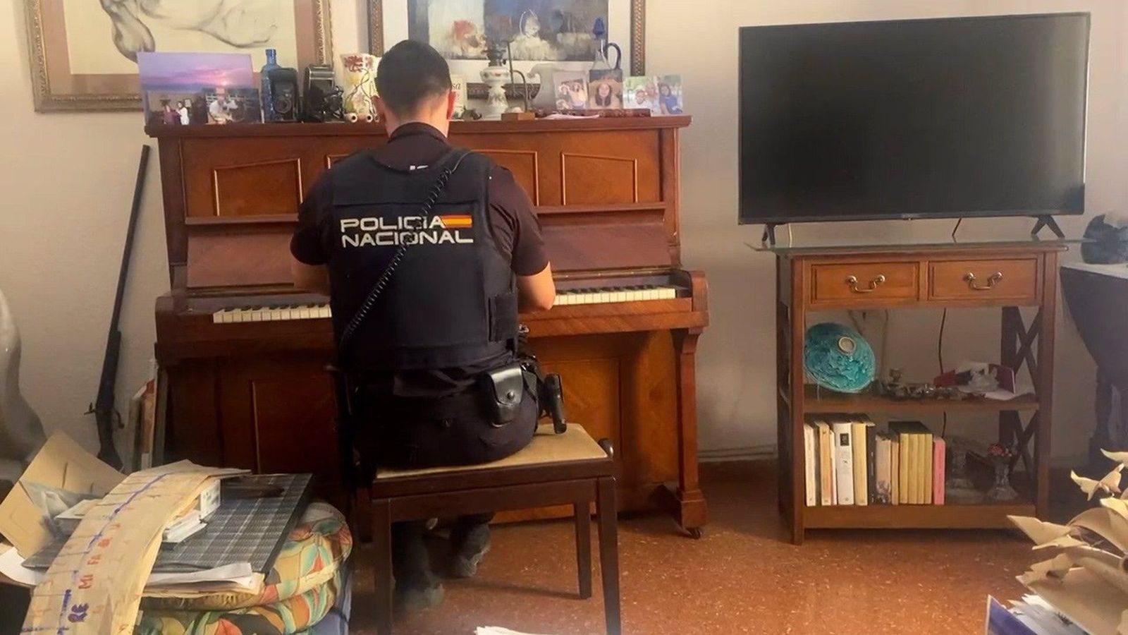 El emotivo gesto de un policía nacional a una anciana tras un intento de robo: toca el piano y todo se calma. Foto: POLICÍA NACIONAL.