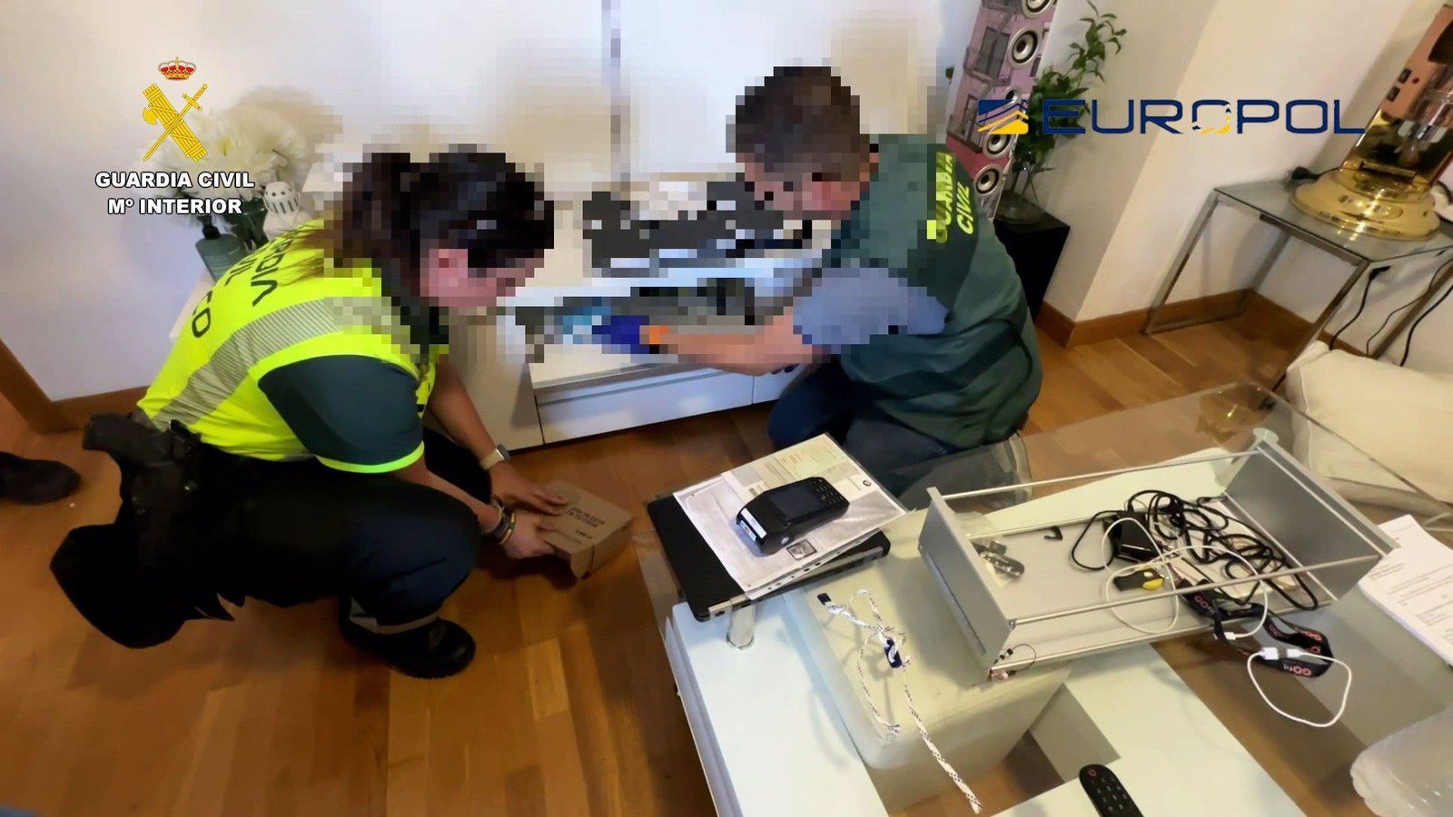 Agentes de la Guardia Civil registrando la documentación falsa de al menos 53 vehículos de alta gama. Foto de archivo Guardia Civil EP