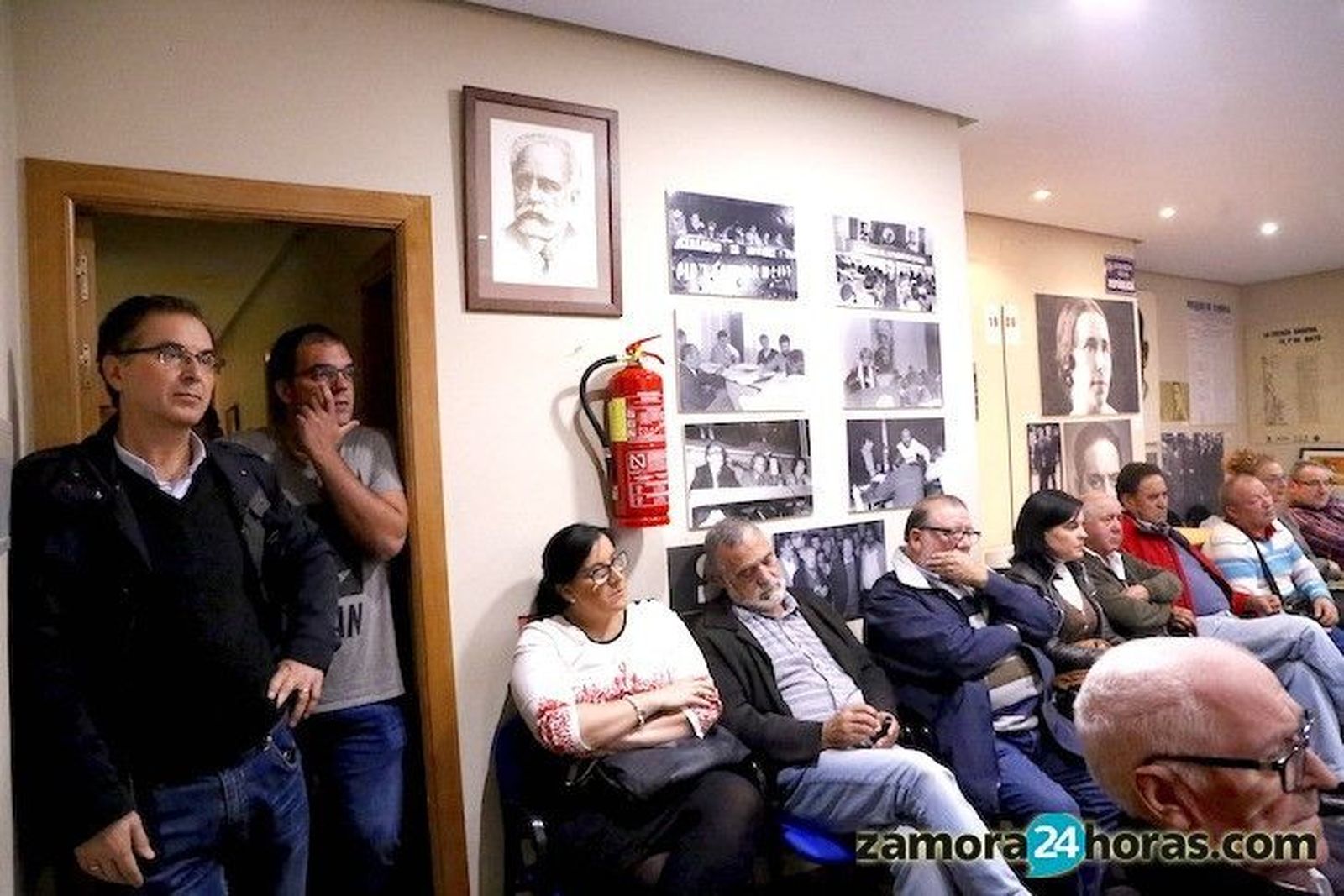 Plaza abandona la asamblea del PSOE tras el reproche de un militante