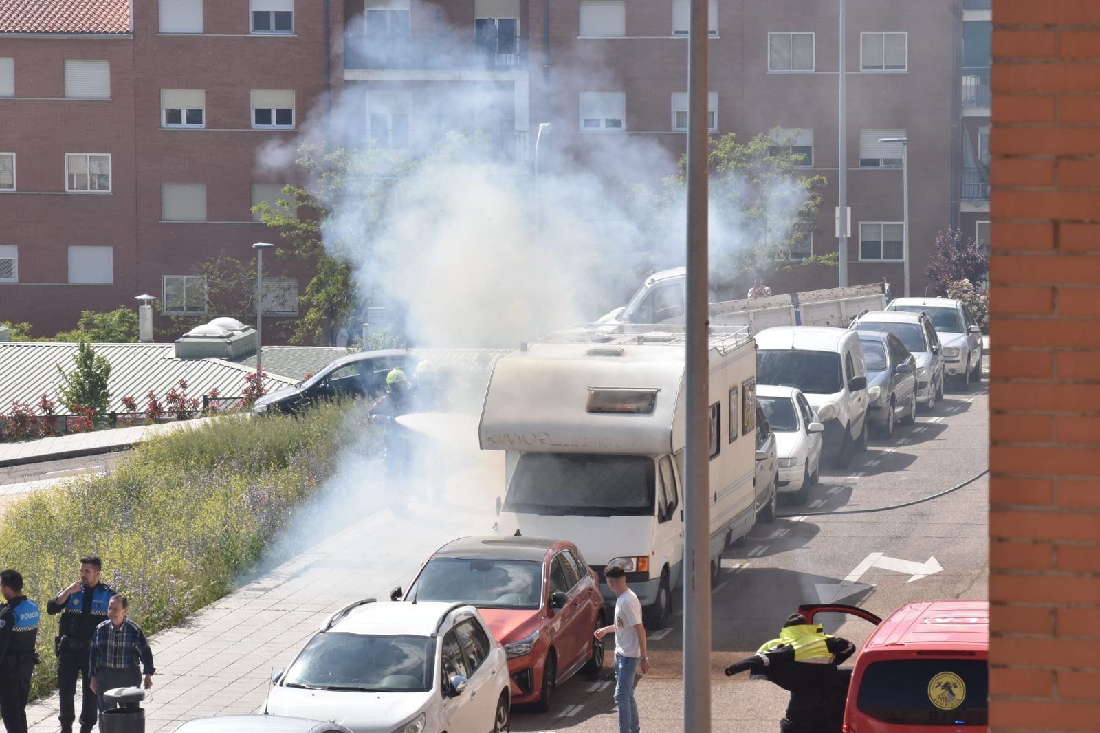 Una caravana se incendia en la calle Escribanos. Foto Jose Luis Cotobal (2)